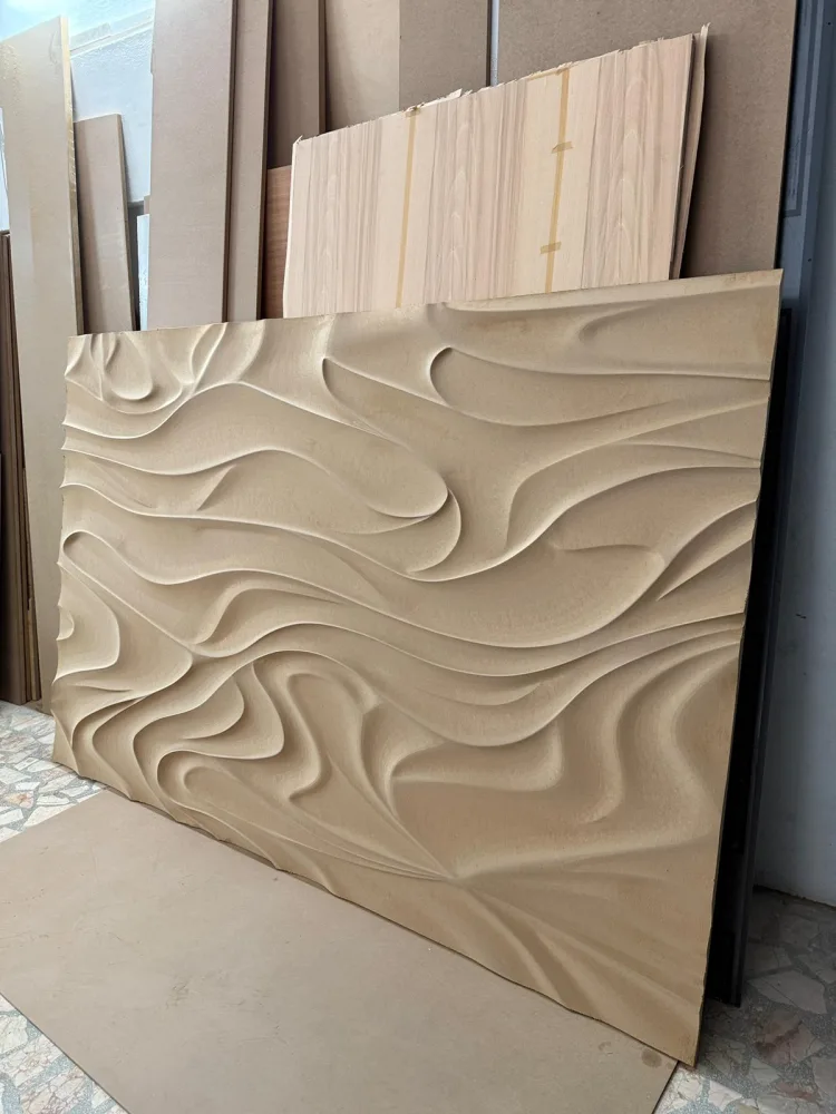 Akışkan dalga desenli rölyef panel