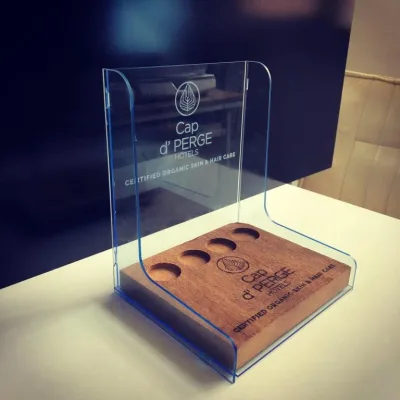 Transparent plaque with a wooden base